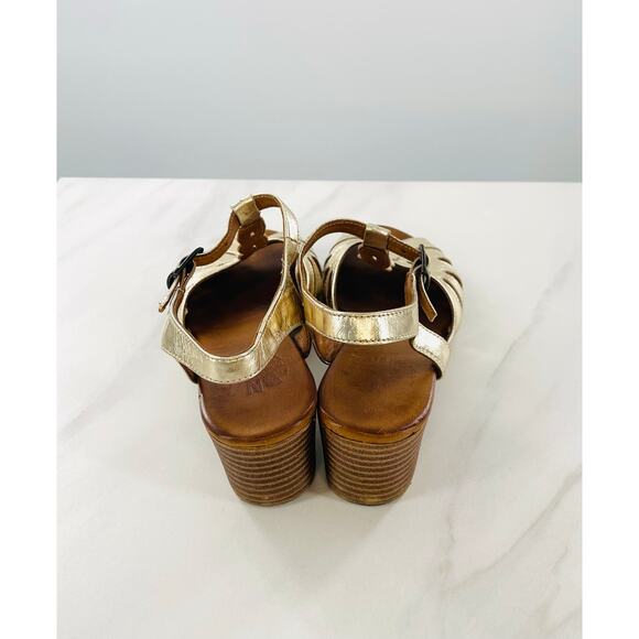 DNA Footwear Bergen Sandals Peep-Toe Metallic Gold Sandals, Wood Heels T-Strap - Picture 9 of 11